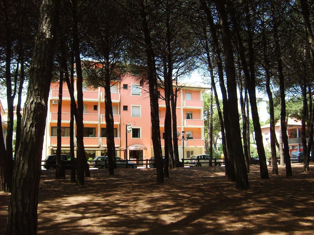 Hotel Valentino Pinarella Exterior photo