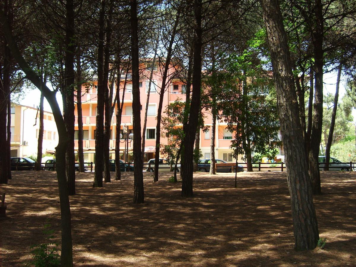 Hotel Valentino Pinarella Exterior photo
