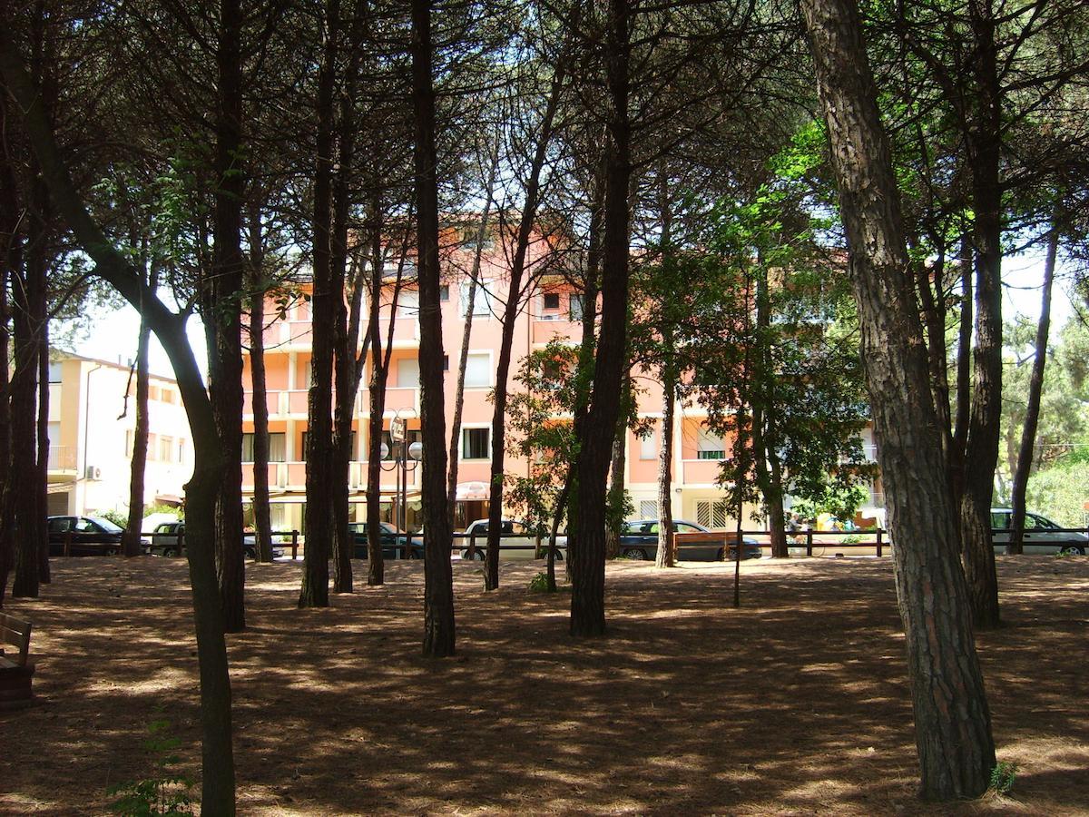 Hotel Valentino Pinarella Exterior photo