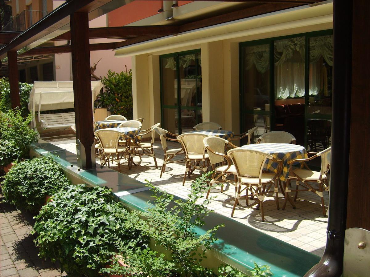 Hotel Valentino Pinarella Exterior photo