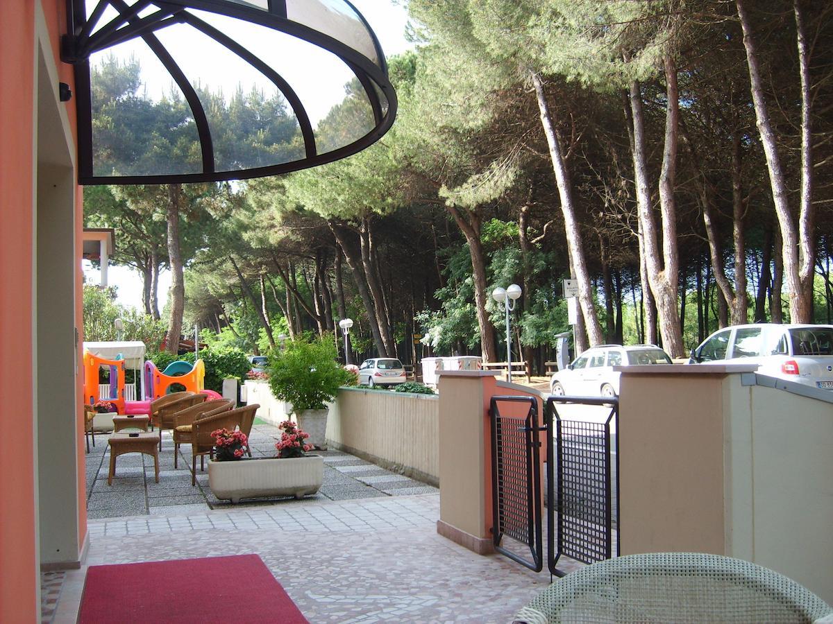 Hotel Valentino Pinarella Exterior photo