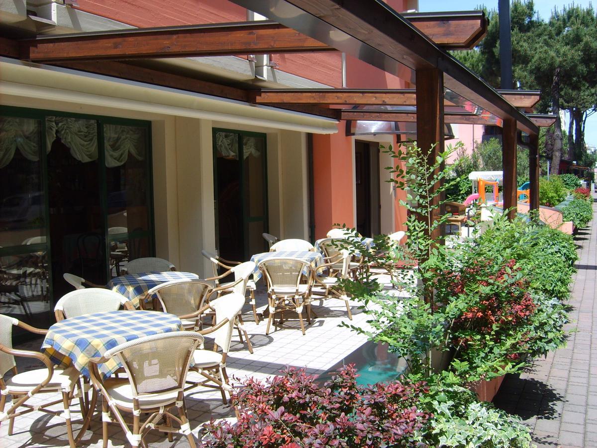 Hotel Valentino Pinarella Exterior photo
